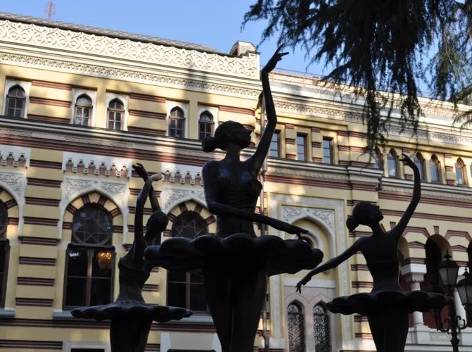 ТБИЛИСИ: Браво, Тбилиси! Драма о театральной жизни города в 13 действиях